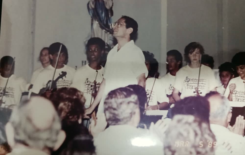 Orquesta juvenil saludando al público junto a su director, en 1989